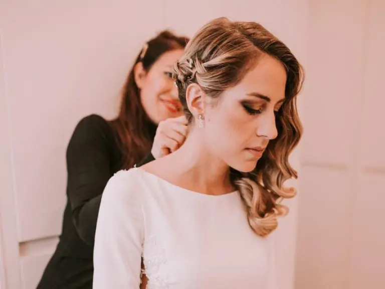 Irina Rico, con una clienta para asesoría de imagen a domicilio Ayudando a una clienta a completar su look y detalles de imagen personal.