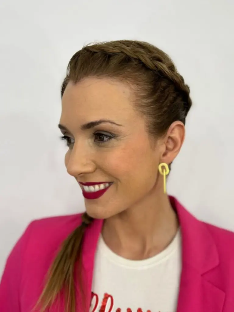 Irina Rico, con una clienta en su domicilio para peluquería Con trenza lateral francesa integrada en coleta baja para peinado de invitada.