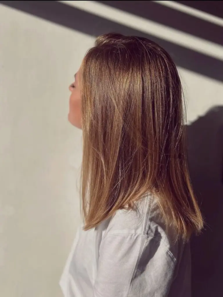 Irina Rico, con una clienta en su domicilio para peluquería Luciendo cabello liso media melena con corte recto y acabado natural.