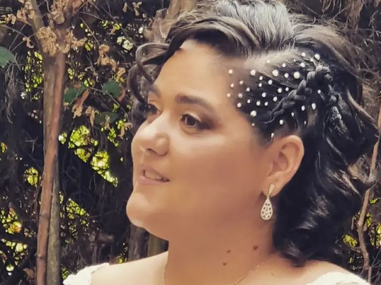Irina Rico, con una clienta en su domicilio para maquillaje Luciendo maquillaje de novia con peinado creativo y detalles decorativos.