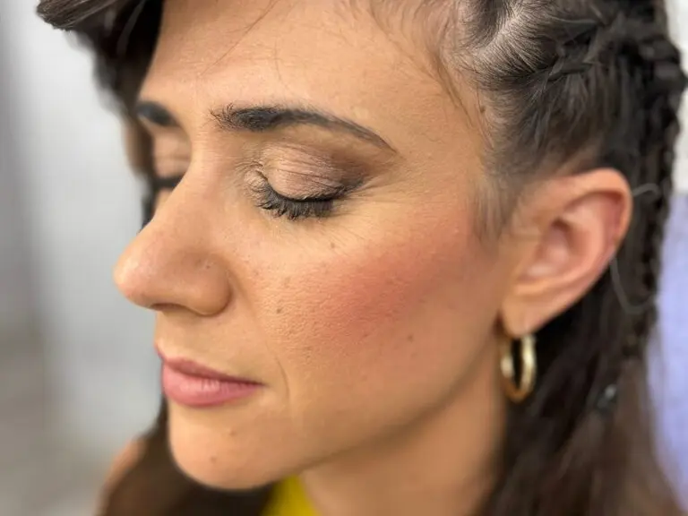 Irina Rico, con una clienta en su domicilio para maquillaje Mostrando maquillaje profesional de acabado natural con contorno suave y tonos neutros.