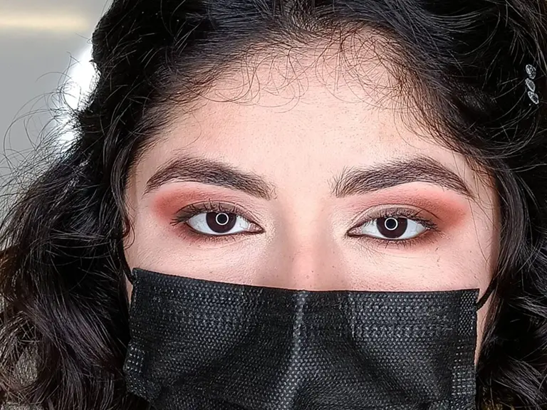 Irina Rico, con una clienta en su domicilio para maquillaje Mostrando maquillaje social con sombras calidas y cejas definidas.