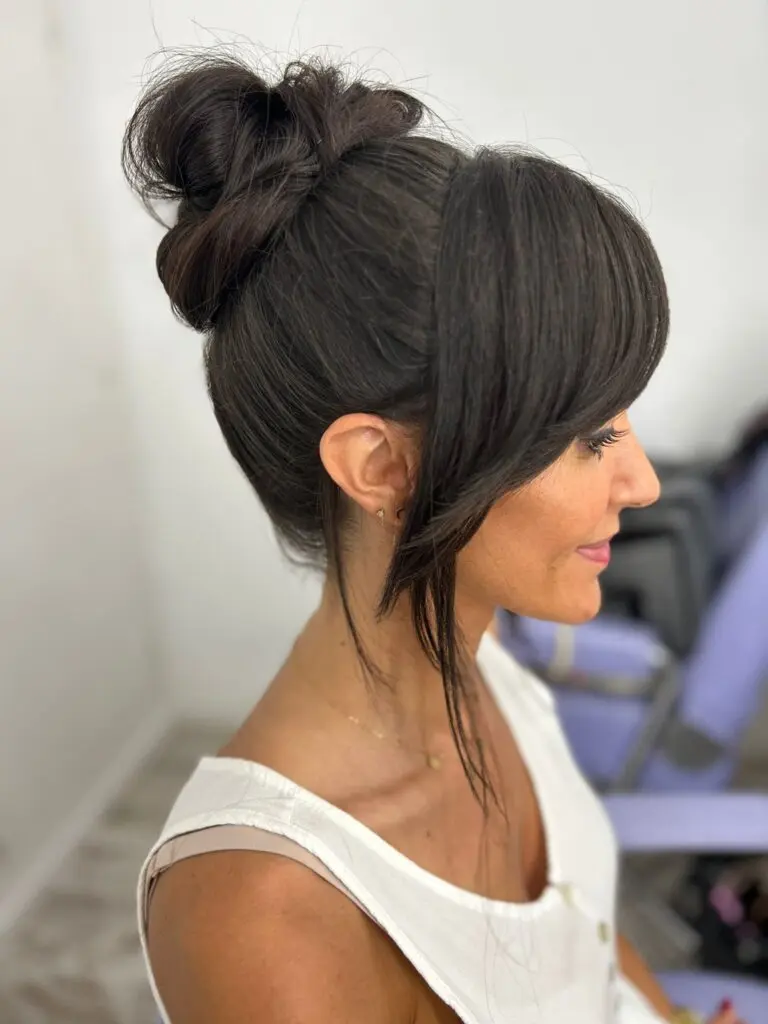 Irina Rico, con una clienta en su domicilio para peluquería Mostrando mono alto con volumen y mechones sueltos enmarcando el rostro.