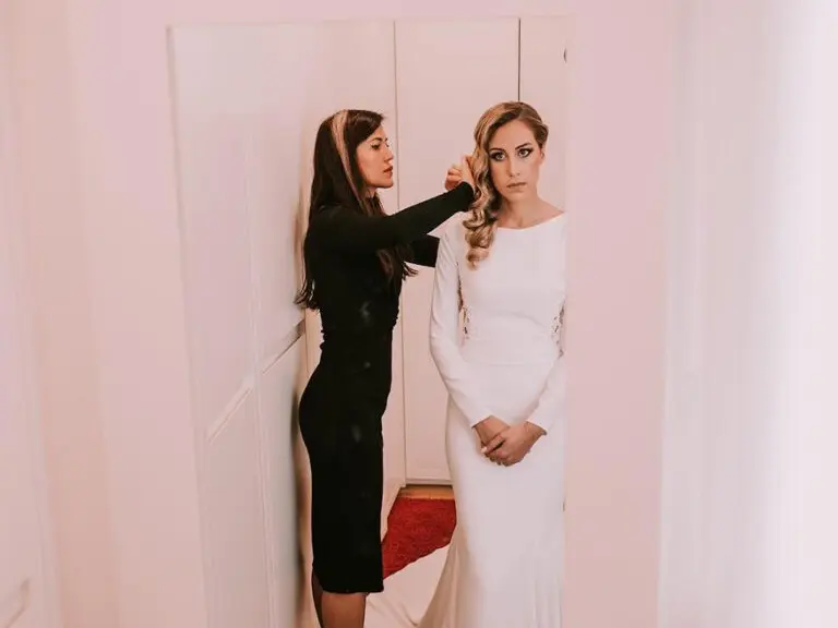 Irina Rico, con una clienta para asesoría de imagen a domicilio Realizando asesoria de imagen y estilismo durante preparacion para boda.