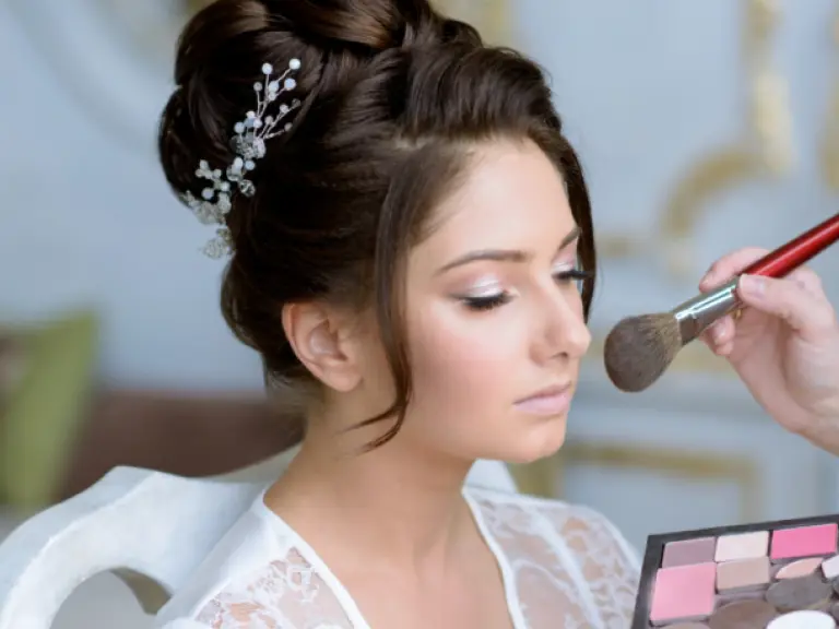 Irina Rico, con una clienta en su domicilio para maquillaje Realizando maquillaje de novia con acabado luminoso y elegante para boda.