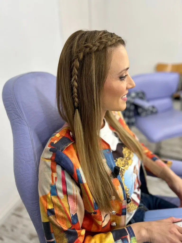 Irina Rico, con una clienta en su domicilio para peluquería Realizando trenzas africanas finas sobre cabello largo para cambio de imagen.
